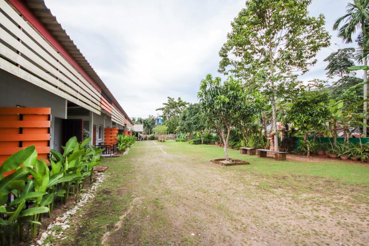 Oyo 75312 Banana Lodge Khao Lak Buitenkant foto